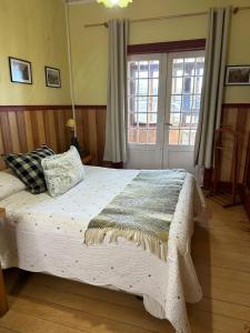 巴拉斯港Hostal Florencia的一间卧室配有一张床铺,床上有毯子