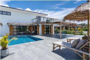 高兰Manao Seaview Pool Villa 20 - 5 Mins Walk To The Beach的一座带游泳池和房子的别墅