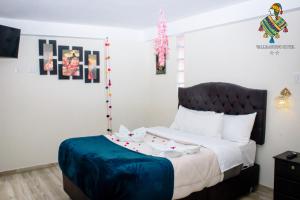 库斯科Hotel Valle Andino的一间卧室配有一张床,装饰精美