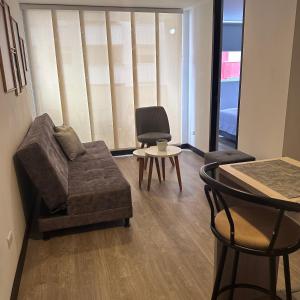 马尼萨莱斯Apartamento nuevo centro histórico!的客厅配有沙发、椅子和桌子