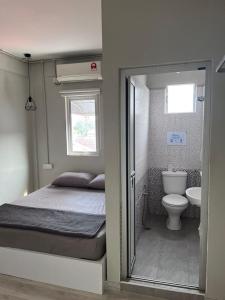 乔治市Sunshine House的一间小卧室,配有一张床和一个卫生间