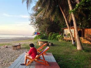 Lang SuanBan Tawansongfa的坐在海滩长凳上的人