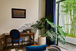 邦美蜀The Coffee City - Healing & Retreats的客厅配有桌子和一些植物