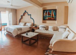 锡瓦塔塔内霍Villa del Pescador的客厅配有床和沙发