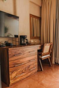 锡瓦塔塔内霍Villa del Pescador的室内带椅子的大型木质梳妆台