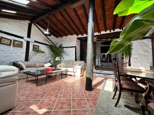 TanqueCASA MARA Casa Rural con terraza, barbacoa y vistas al Teide的客厅配有沙发和桌子