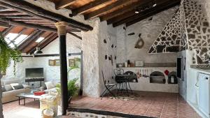 TanqueCASA MARA Casa Rural con terraza, barbacoa y vistas al Teide的带沙发和壁炉的客厅