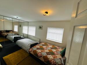 利物浦Liberty Inn Room with sharing toilet and kitchen的一间卧室配有两张床和镜子