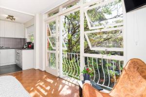 悉尼Leafy Paddington Studio with Harbour Views的一间厨房,在房间内配有大窗户