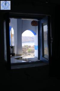 阿斯旺Asilah kato nubian guest house的海景客房的窗户