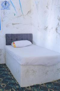 阿斯旺Asilah kato nubian guest house的一张白色的床,位于