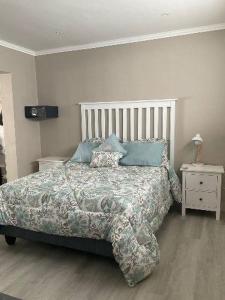 乔治Lavender Grove的一间卧室配有一张带蓝色枕头的大床