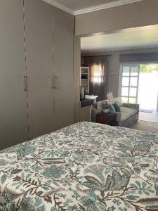 乔治Lavender Grove的一间卧室配有一张大床和鲜花毯子