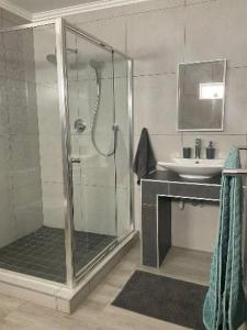 乔治Lavender Grove的带淋浴和盥洗盆的浴室