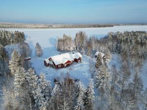 罗瓦涅米Arcticmint的雪覆盖的房子的空中景色