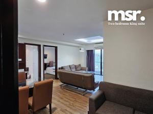 哥打京那巴鲁Kota Kinabalu City Ensuite by MSR at SCSP Ming Garden的带沙发的客厅和带沙发床的房间