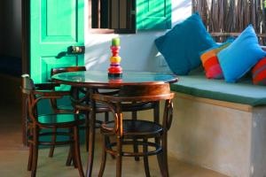 卡尔皮蒂耶Palagama Beach Resort的一张桌子、四把椅子和一张沙发