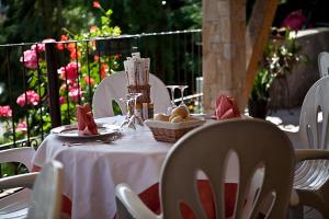 波斯科米兰酒店的一张桌子,上面有白色的桌布,上面有食物