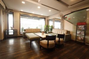 新德里Hotel Clark Height @New Delhi的一间设有桌椅的等候室