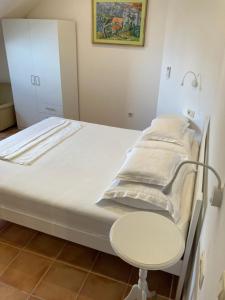 杜布罗夫尼克guesthouse Libertas 1的一张带桌子和椅子的医院床