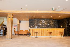 富士河口湖精进湖大酒店的一间有读取休克湖标志的餐厅
