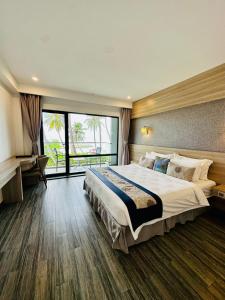 马富施卡尼格兰德海景旅馆的一间卧室设有一张大床和一个大窗户
