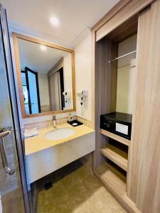 马富施卡尼格兰德海景旅馆的一间带水槽和大镜子的浴室