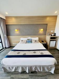 马富施卡尼格兰德海景旅馆的一间位于酒店客房内的带大床的卧室