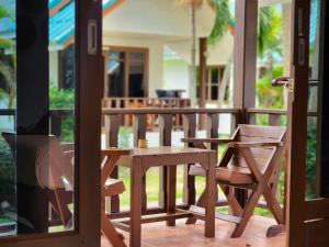 班泰Tiki Beach Koh Phangan的门廊上的木桌和椅子