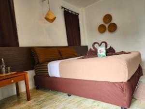 班泰Tiki Beach Koh Phangan的一间卧室,配有一张带猴子头的床