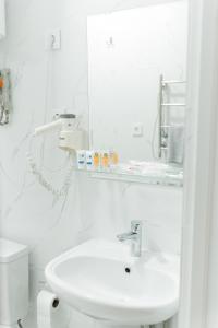 巴尔喀什Жемчужина гостиница Балхаш的白色的浴室设有水槽和卫生间。