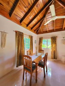 Oracabessa绿宫牙买加酒店的一间带木桌和椅子的用餐室