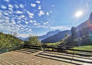 雷克罗塞Camp Suisse @ The Télécabine的山顶上的长凳,阳光在天空中