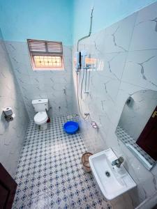 KihihiNB MOTEL-KIHIHI的一间带卫生间和水槽的浴室