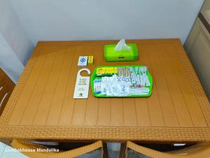 龙目岛库塔Lombokhouse Mandalika的一张桌子,上面有牙膏盘和盒子