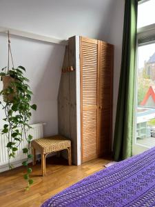 阿尔克马尔Groenlokaal的一间卧室配有一张床和一个木制橱柜