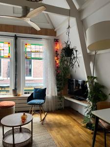 阿尔克马尔Groenlokaal的客厅配有桌子和椅子