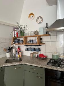 阿尔克马尔Groenlokaal的厨房配有水槽和台面