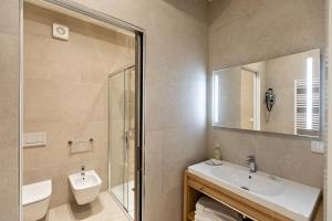 多莫多索拉Palazzo 7的一间带水槽、卫生间和淋浴的浴室