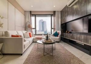 吉隆坡WSD Times 8 Luxury Hotels & Residences的客厅配有白色沙发和电视