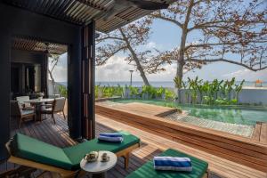 沙努尔Sumitra Luxury Villas A Pramana Experience的别墅的甲板上享有海景。
