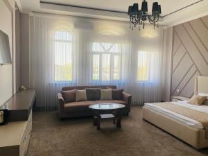 塔拉兹IMPERIAL的带沙发、床和桌子的客厅