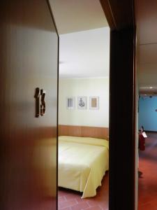 米兰酒店客房内的一张或多张床位