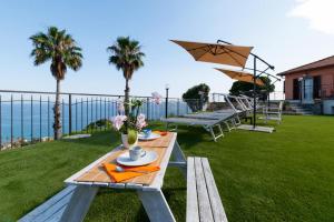 圣雷莫Villa Matilde的一张野餐桌,享有海景