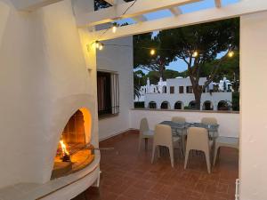 帕尔斯Casa Pinyera - Plus Costa Brava的庭院设有壁炉和桌椅。