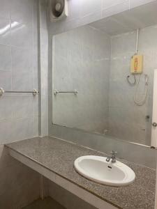 素攀武里รีสอร์ท สุพรรณ的一间带水槽和镜子的浴室