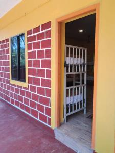 戈卡尔纳Trippr Gokarna - Beach Hostel的砖墙,有门和窗户