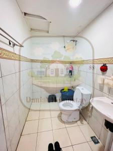 仙本那Danial Homestay Semporna的一间带卫生间和水槽的浴室