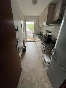 门兴格拉德巴赫MG06 Schickes Apartment in Zentrumsnähe的厨房设有走廊,通往带门的厨房