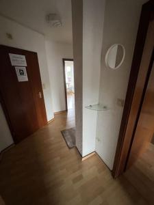 门兴格拉德巴赫MG06 Schickes Apartment in Zentrumsnähe的一间空房间,设有门和木地板